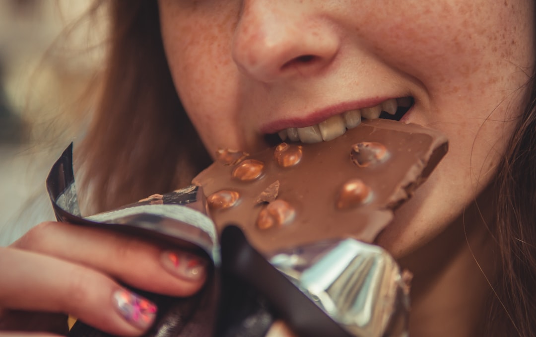 Femme avec du chocolat, illustration des habitudes de grignotage après 50 ans