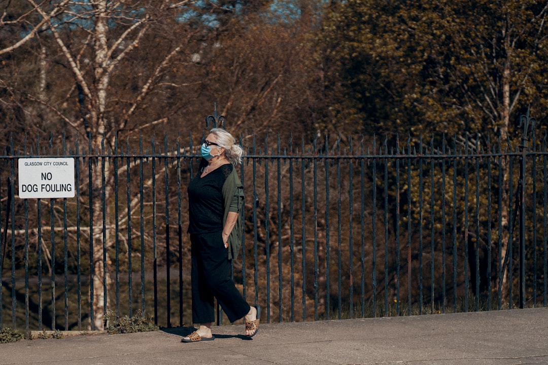 Femme marchant dans un parc, illustration d’une démarche progressive de perte de poids après 50 ans