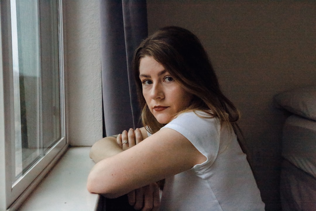 Femme dans une période de transition illustrant l’accompagnement nutritionnel en préménopause